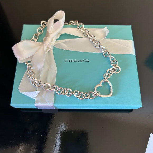 Tiffany & Co Heart Clasp Choker/Necklace. NWOT. Size 6 1/2 inches. RETIRED - Picture 2 of 7